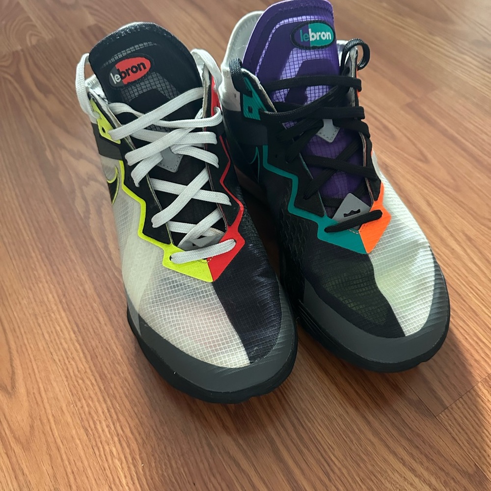 LeBron 18 low Multicolor basketball Sneakers